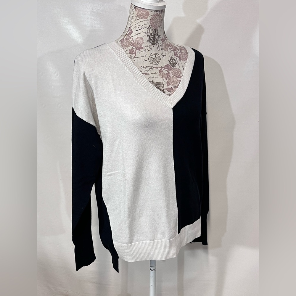 JEANS by BUFFALO Black and white color block V‎ neck sweater size S. - Picture 8 of 12